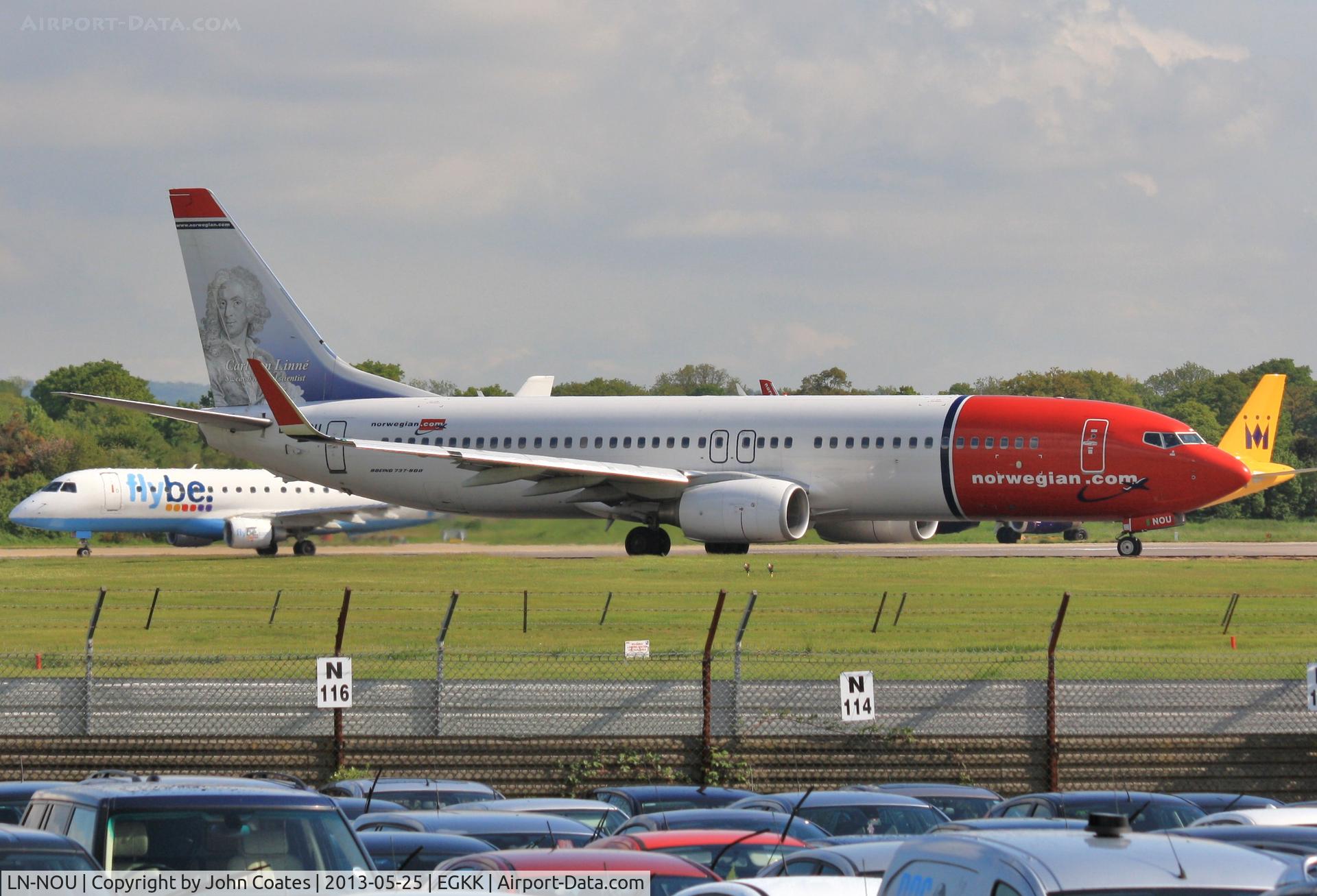 LN-NOU, 2009 Boeing 737-8FZ C/N 29674, Waiting to enter 08R