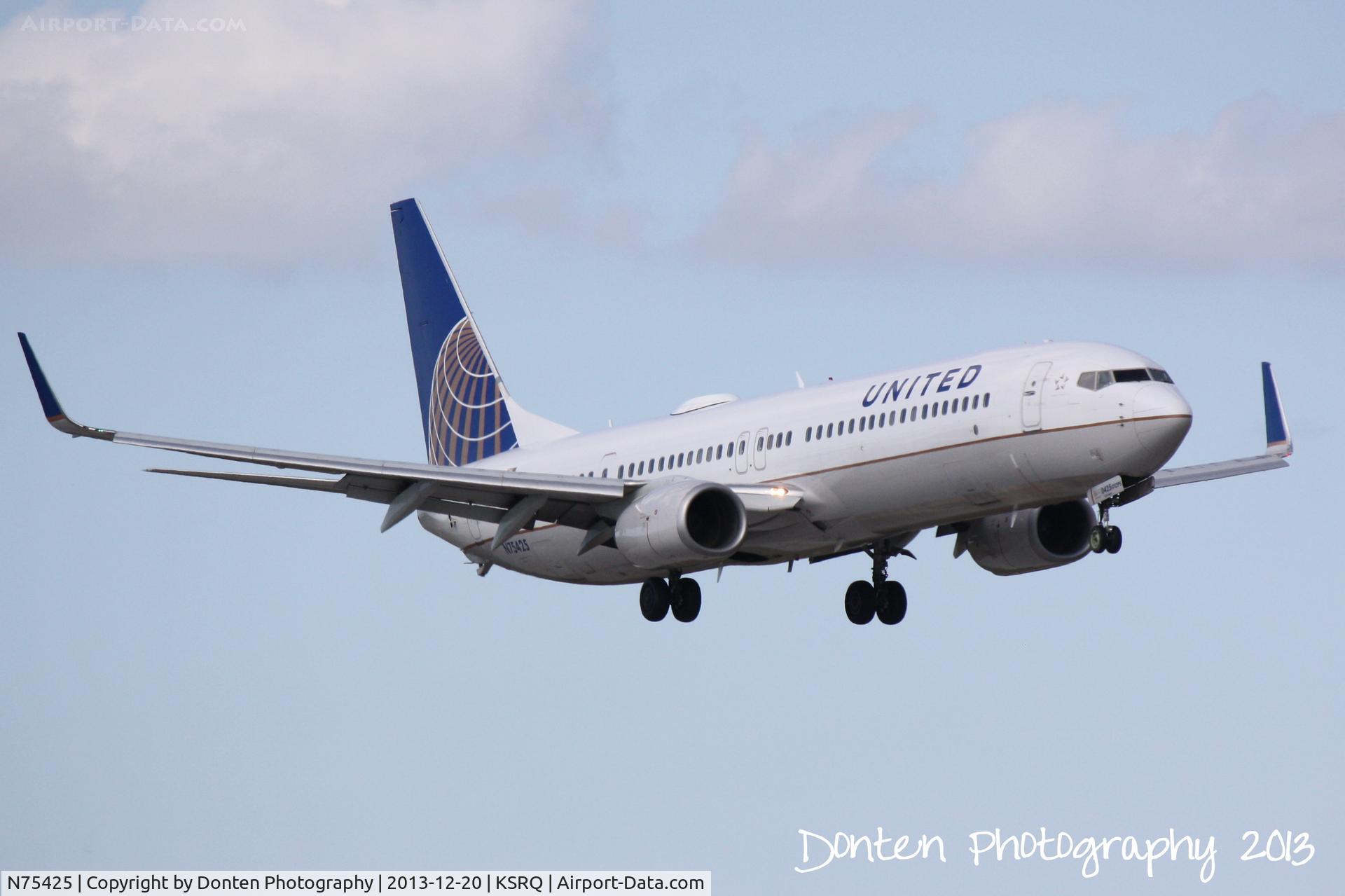 N75425, 2008 Boeing 737-924/ER C/N 33460, United Flight 1190 (N75425) arrives at Sarasota-Bradenton International Airport following a flight from Chicago-O'Hare International Airport