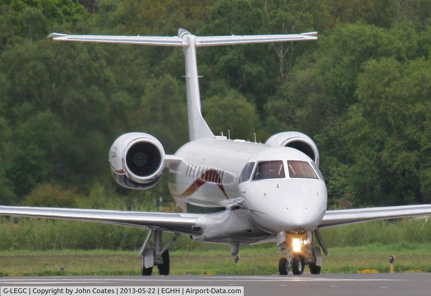 G-LEGC, 2007 Embraer EMB-135BJ Legacy C/N 14501025, Turning to line up 26