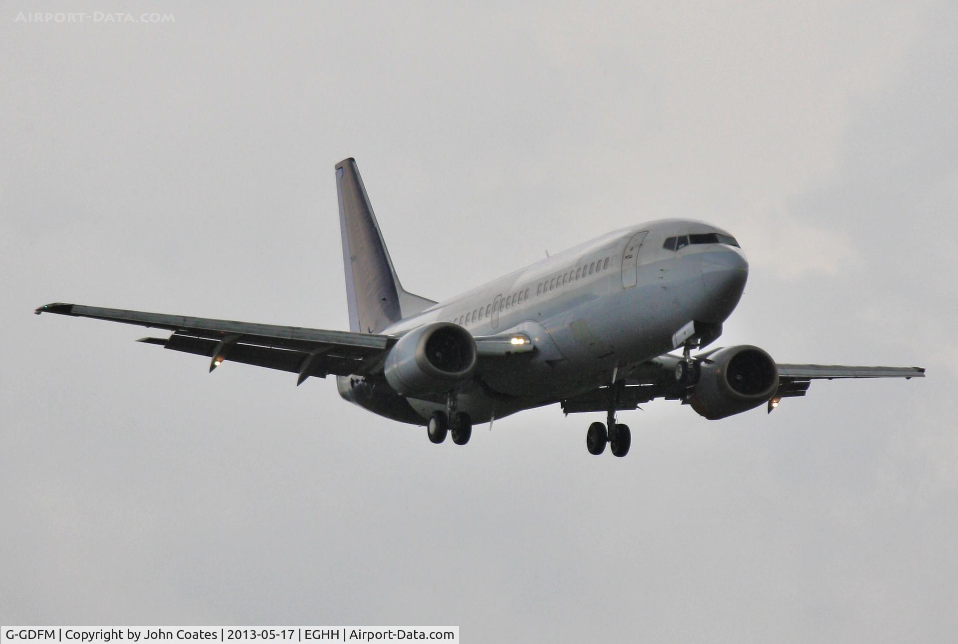 G-GDFM, 1998 Boeing 737-36N C/N 28586, On approach to 08