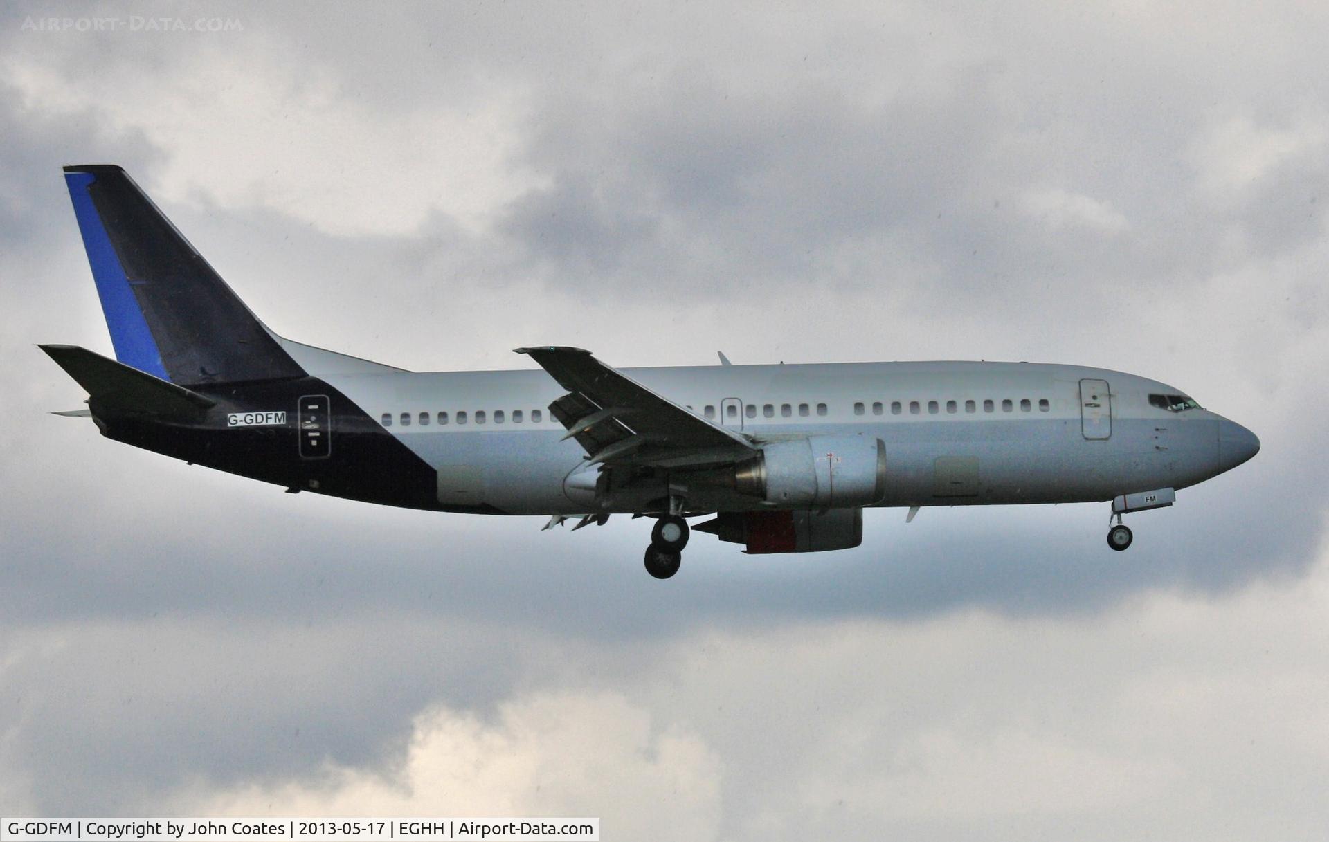 G-GDFM, 1998 Boeing 737-36N C/N 28586, Finals to 08 arriving for repaint