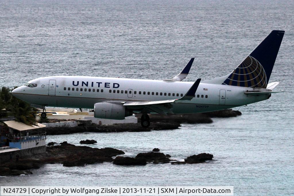 N24729, 1999 Boeing 737-724 C/N 28945, From the Sonesta Hotel