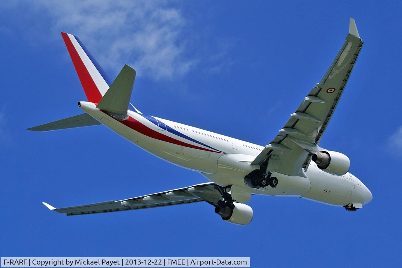 F-RARF, 1999 Airbus A330-223 C/N 240, Taking off from rwy 12
