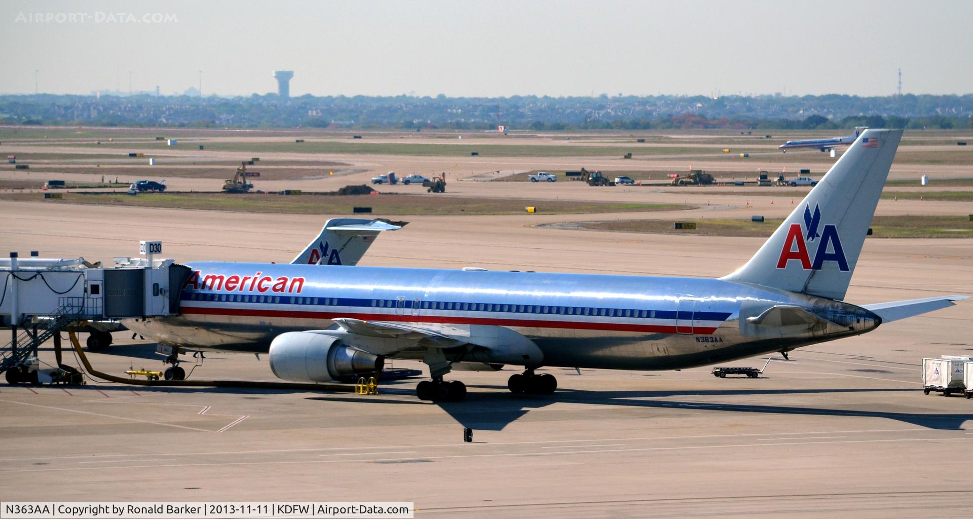 N363AA, 1988 Boeing 767-323 C/N 24044, Gate D30 DFW