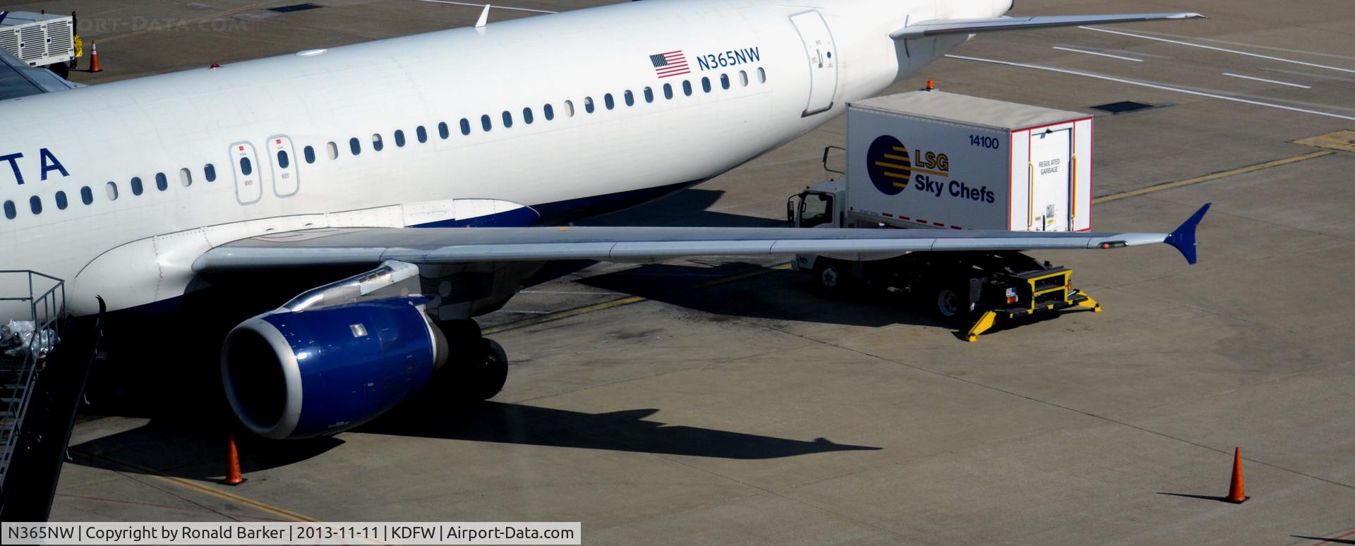 N365NW, 1999 Airbus A320-212 C/N 0964, Sky Chefs service DFW