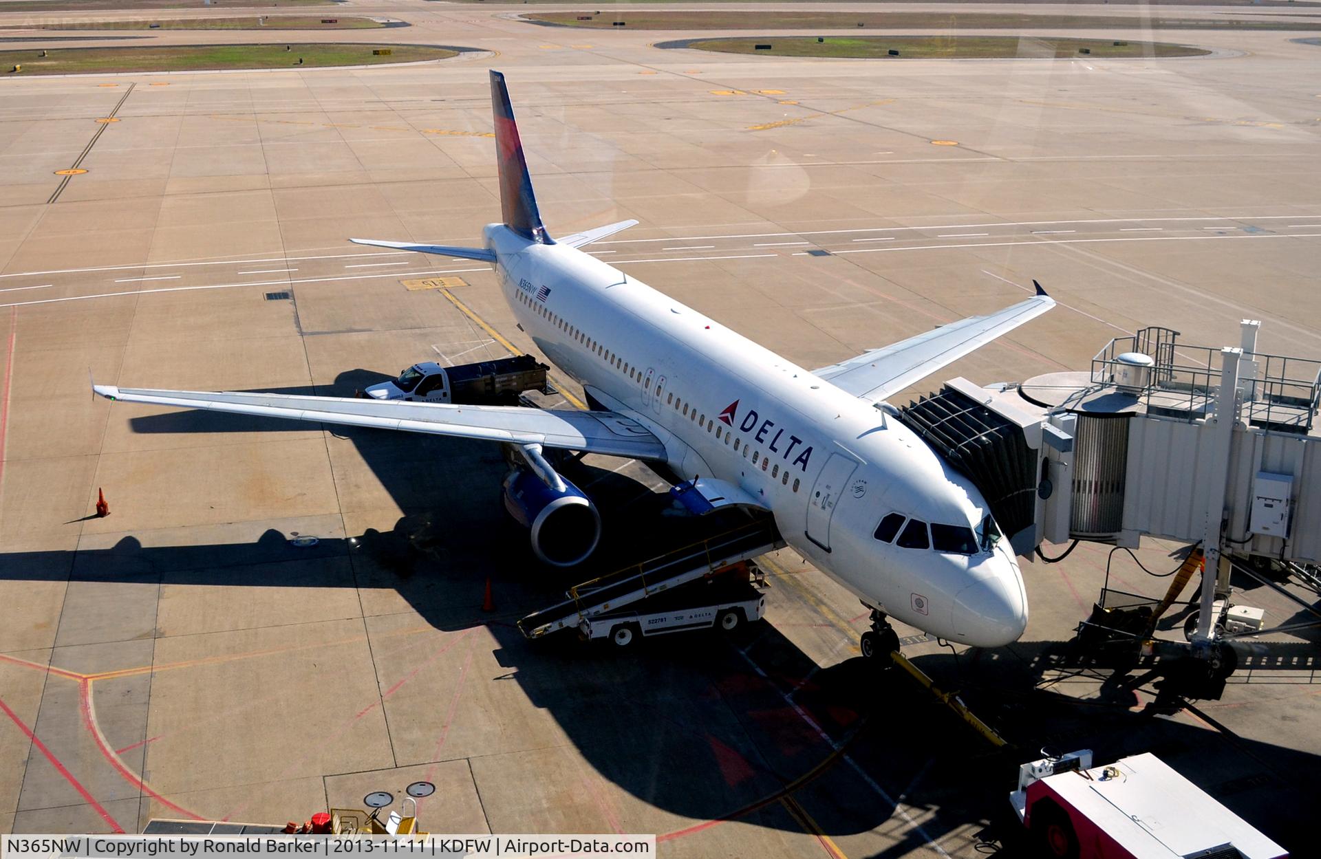 N365NW, 1999 Airbus A320-212 C/N 0964, Gate E15, DFW