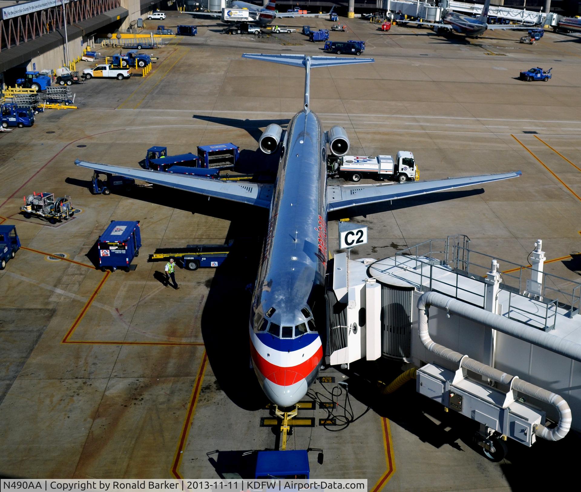 N490AA, 1989 McDonnell Douglas MD-82 (DC-9-82) C/N 49683, Gate C2  DFW