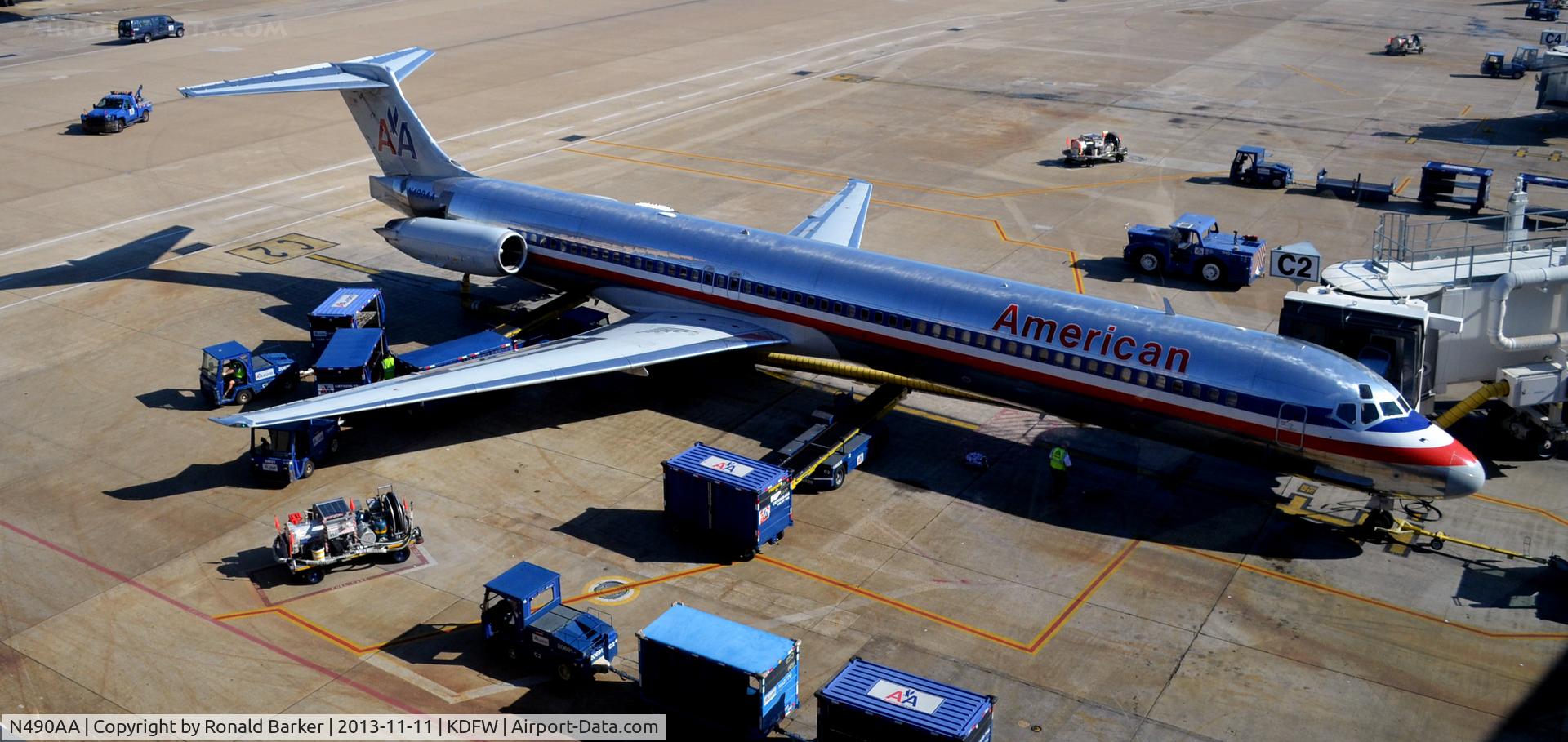 N490AA, 1989 McDonnell Douglas MD-82 (DC-9-82) C/N 49683, Gate C2 DFW