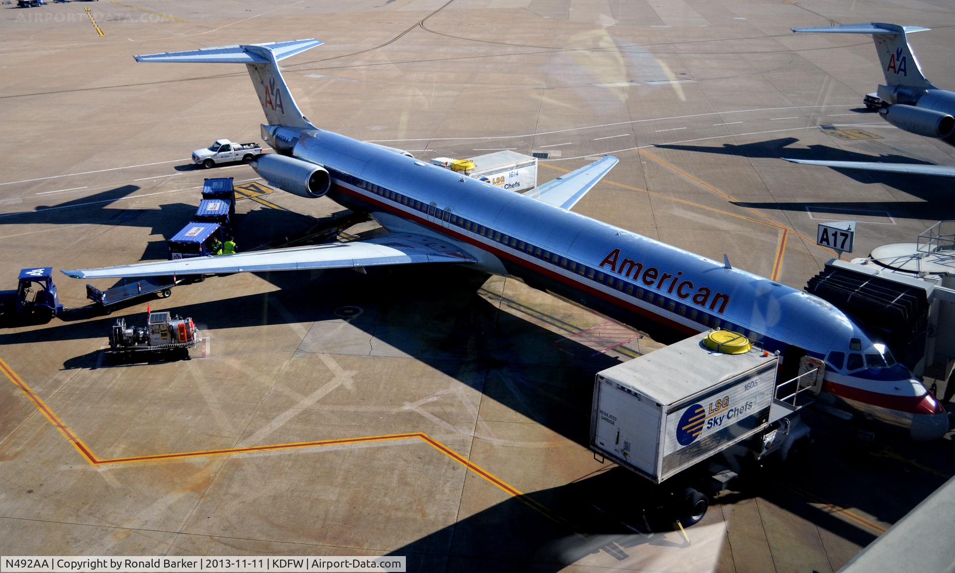 N492AA, 1989 McDonnell Douglas MD-82 (DC-9-82) C/N 49730, Gate A17  DFW