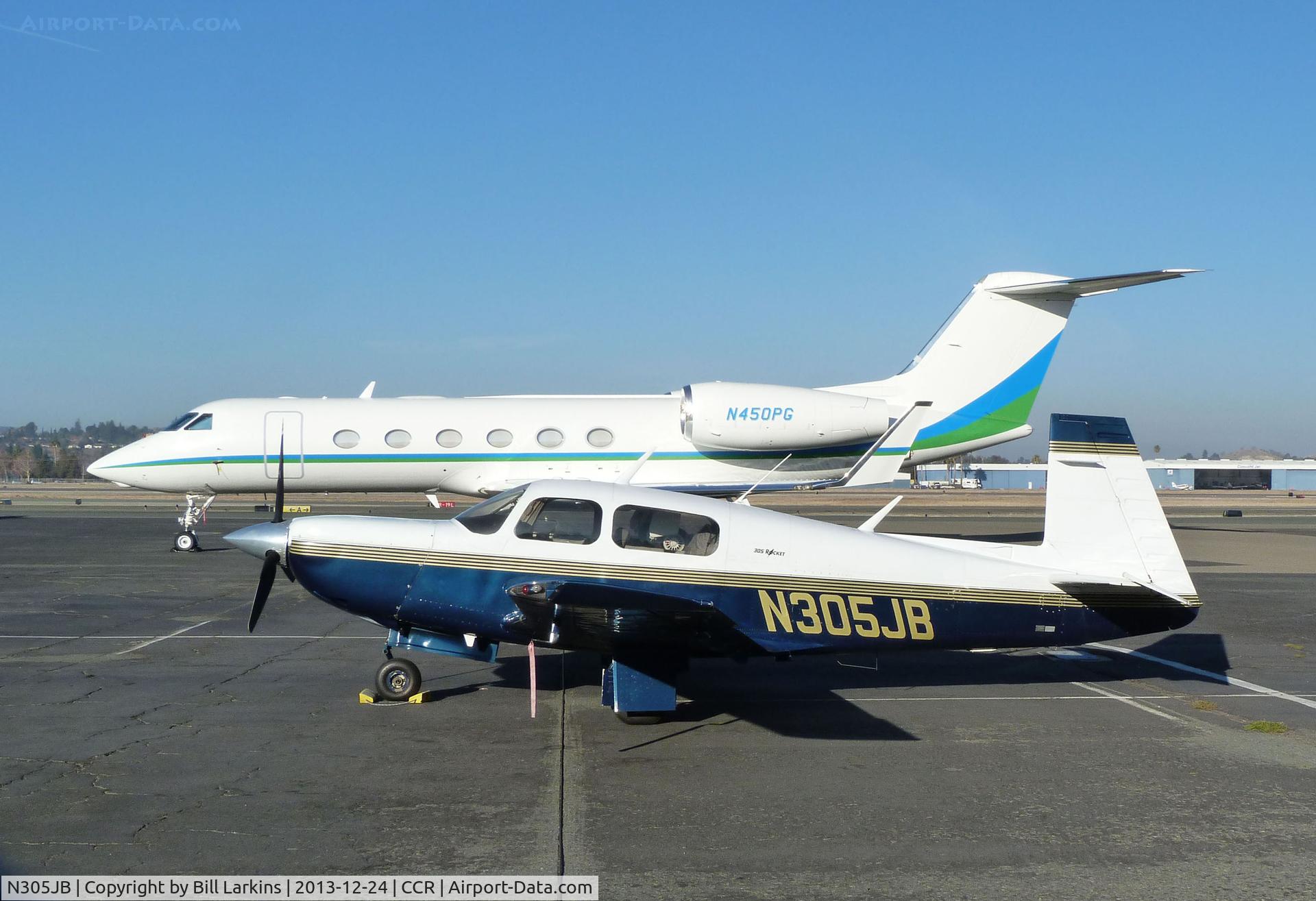 N305JB, Mooney M20K C/N 25-1067, Visitor with a Gulfstream GIV alongside.