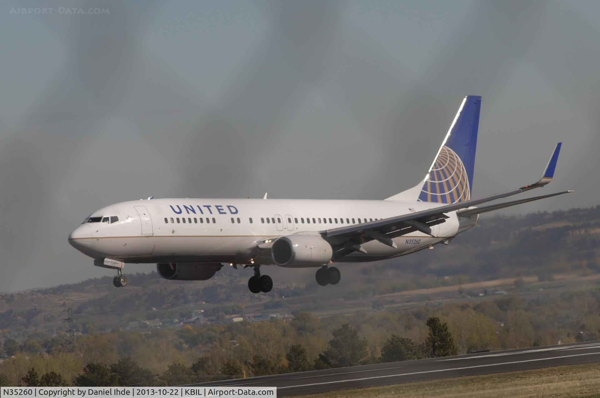 N35260, 2001 Boeing 737-824 C/N 30855, United Airlines Boeing 737 @ Bil