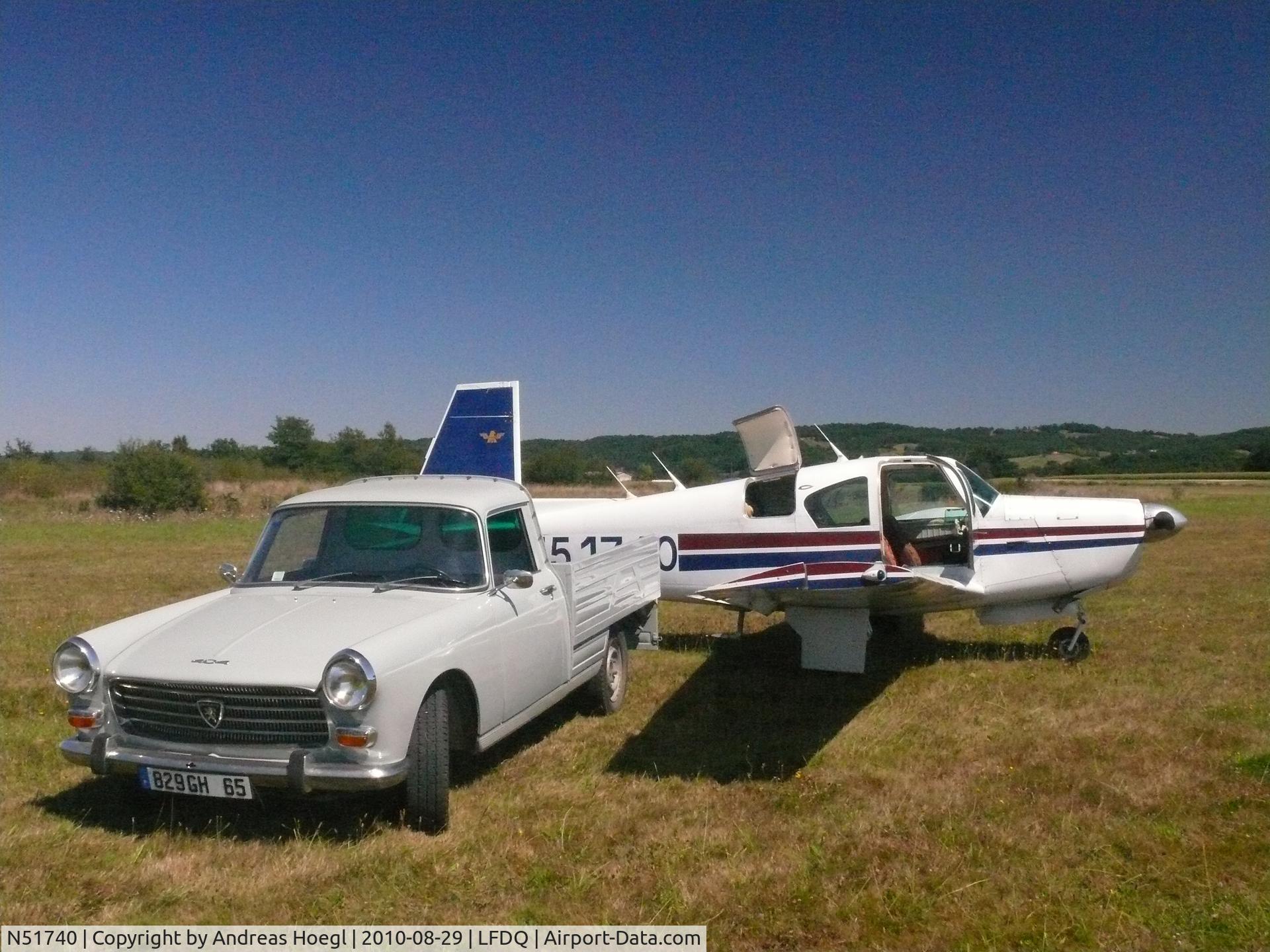 N51740, 1964 Mooney M20E C/N 279, At home base, being unloaded..