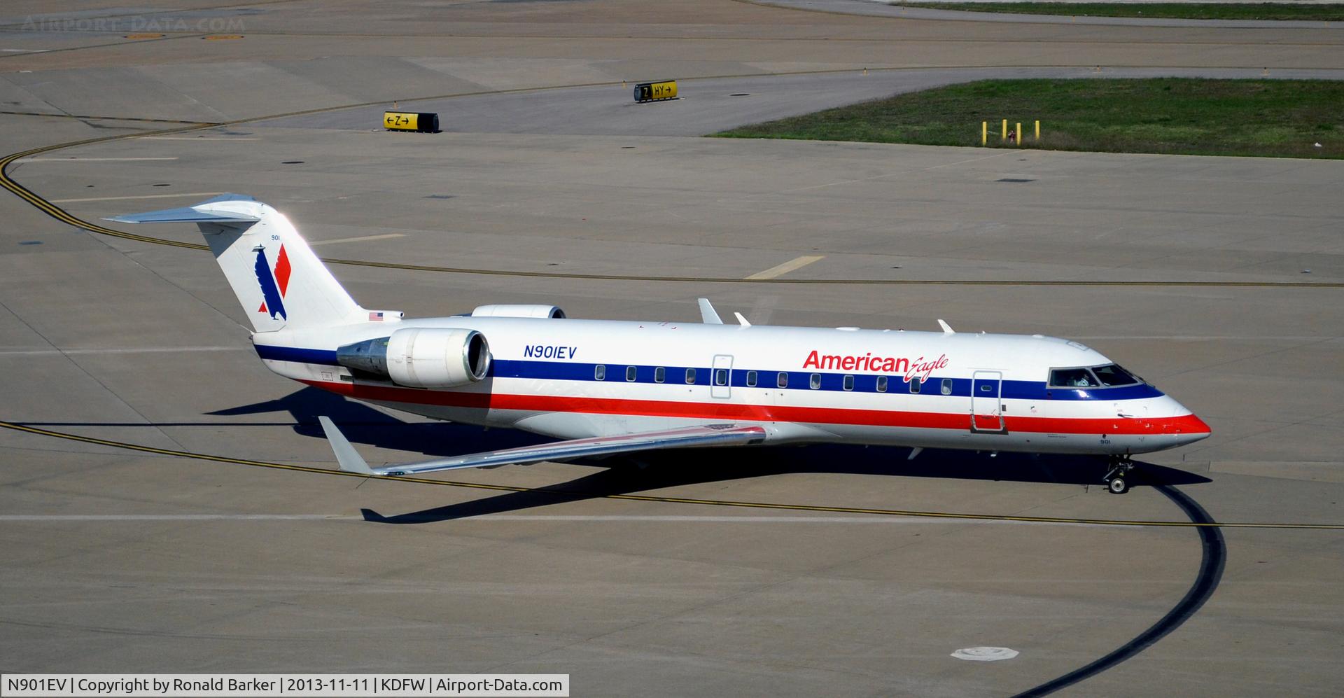 N901EV, 2002 Bombardier CRJ-200ER (CL-600-2B19) C/N 7616, Taxi DFW