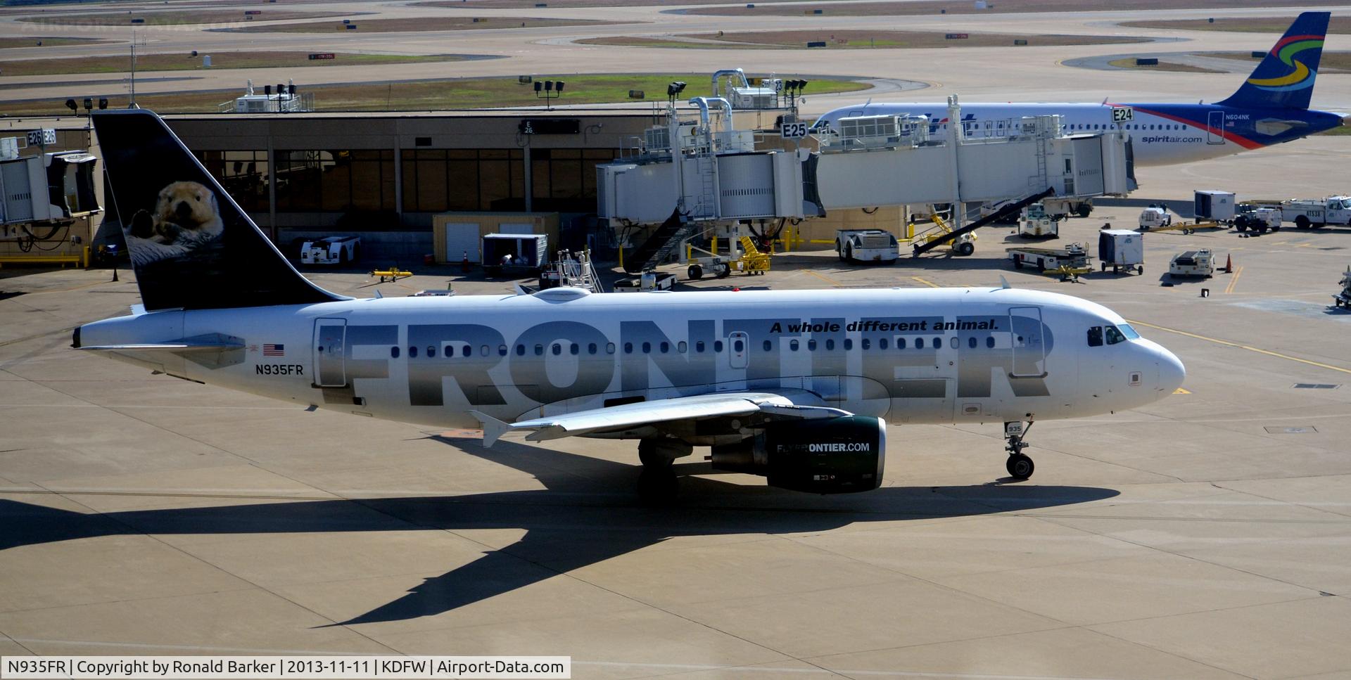 N935FR, 2004 Airbus A319-111 C/N 2318, Taxi DFW