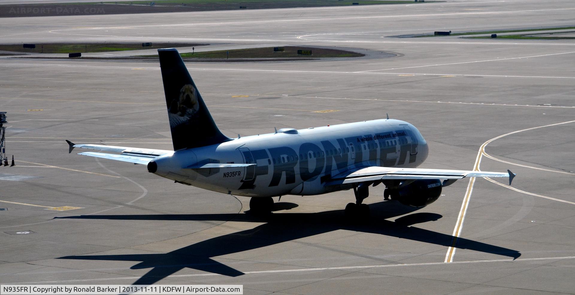 N935FR, 2004 Airbus A319-111 C/N 2318, Taxi DFW