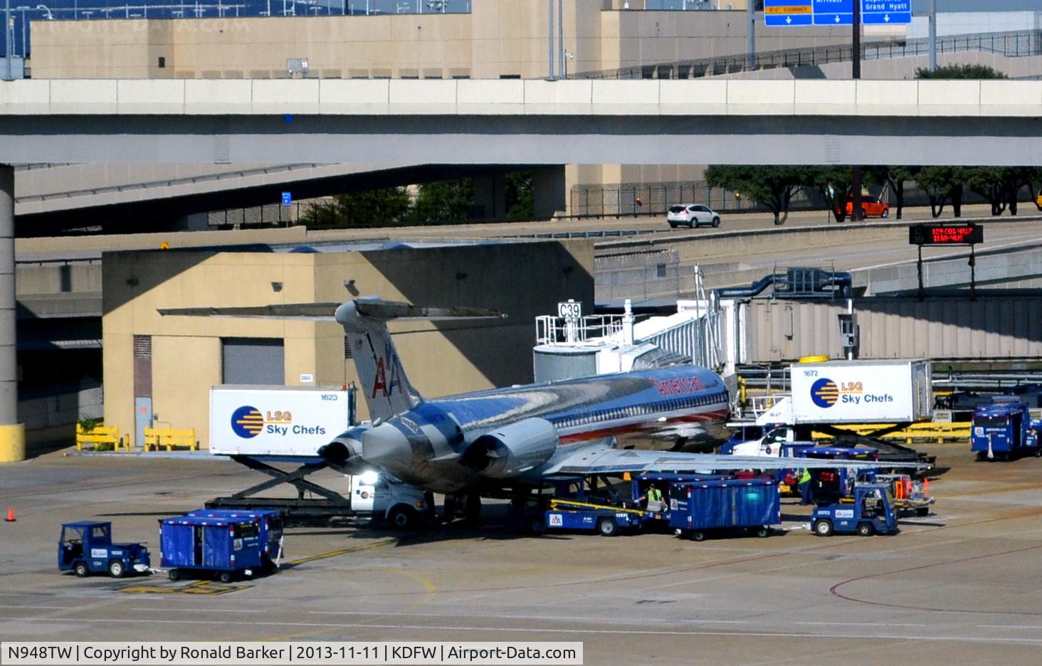 N948TW, 1987 McDonnell Douglas MD-83 (DC-9-83) C/N 49575, Gate C39  DFW