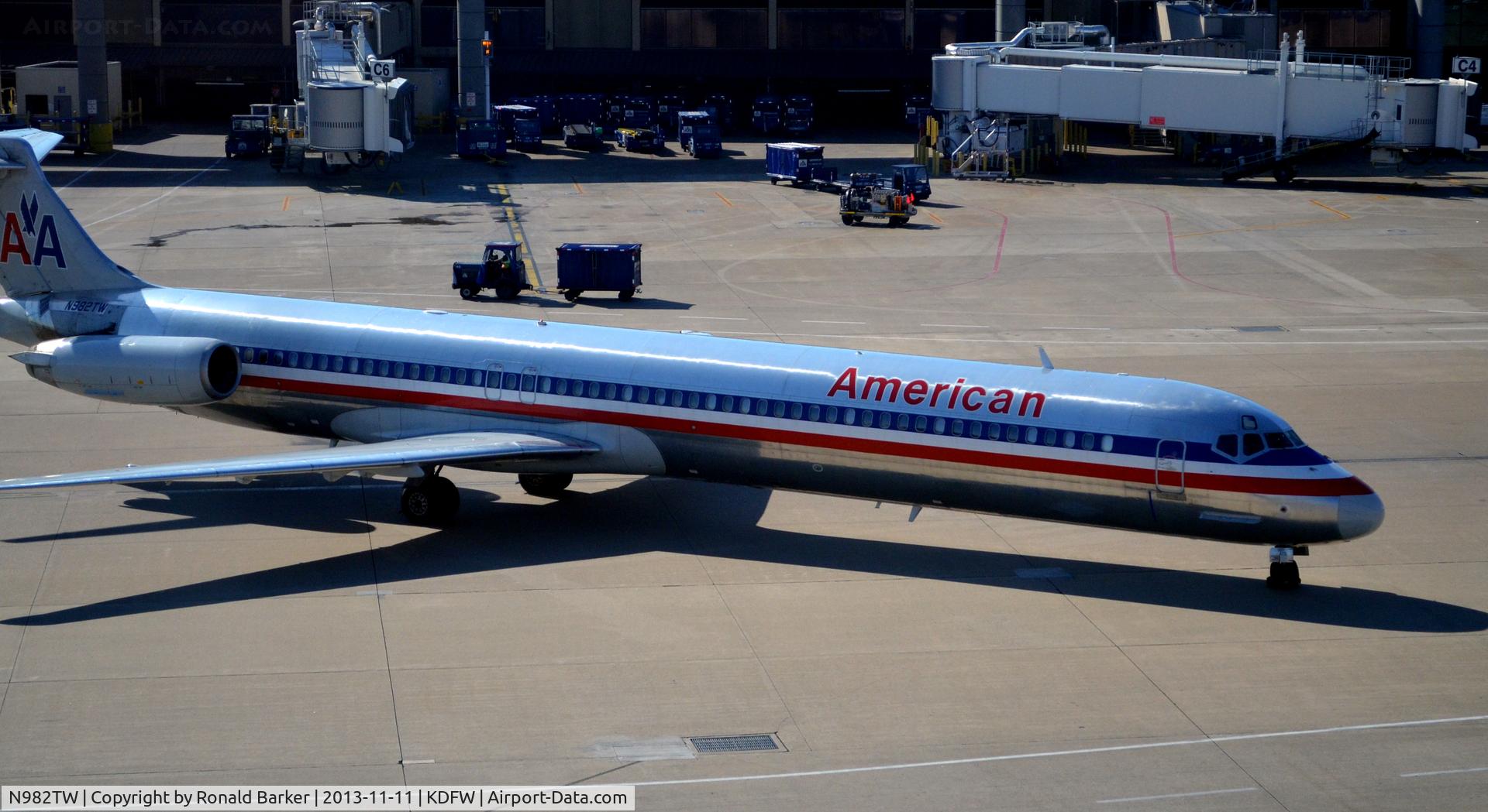 N982TW, 1999 McDonnell Douglas MD-83 (DC-9-83) C/N 53632, Taxi  DFW