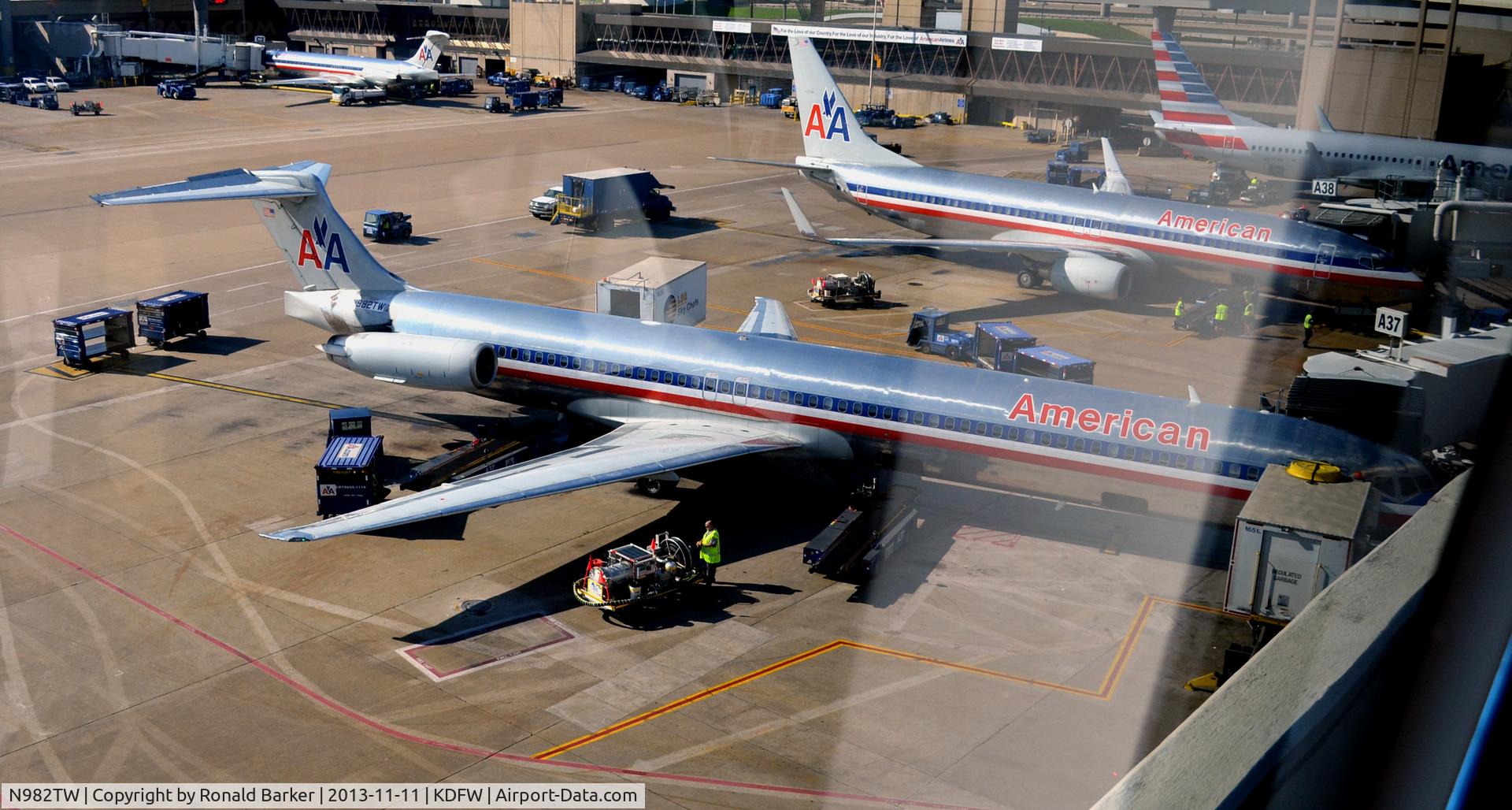 N982TW, 1999 McDonnell Douglas MD-83 (DC-9-83) C/N 53632, Gate A37 DFW