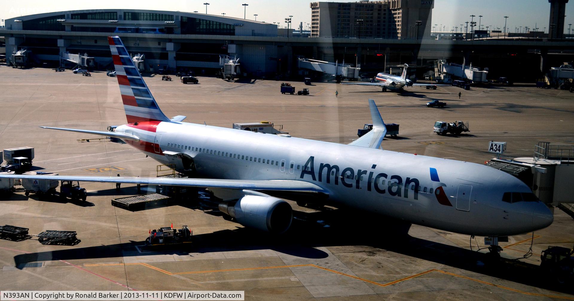 N393AN, 1998 Boeing 767-323 C/N 29430, Gate A34  DFW