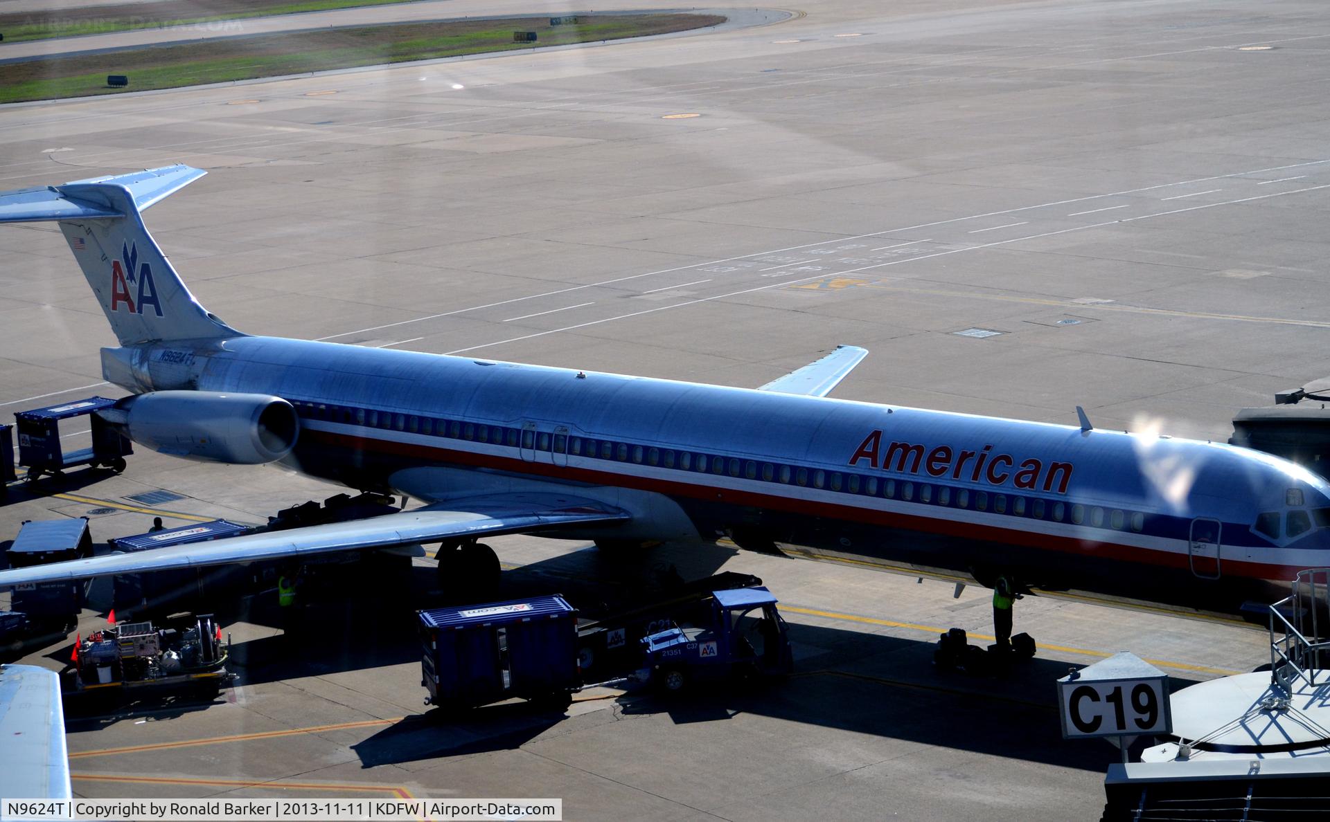 N9624T, 1998 McDonnell Douglas MD-83 (DC-9-83) C/N 53594, At the gate  DFW