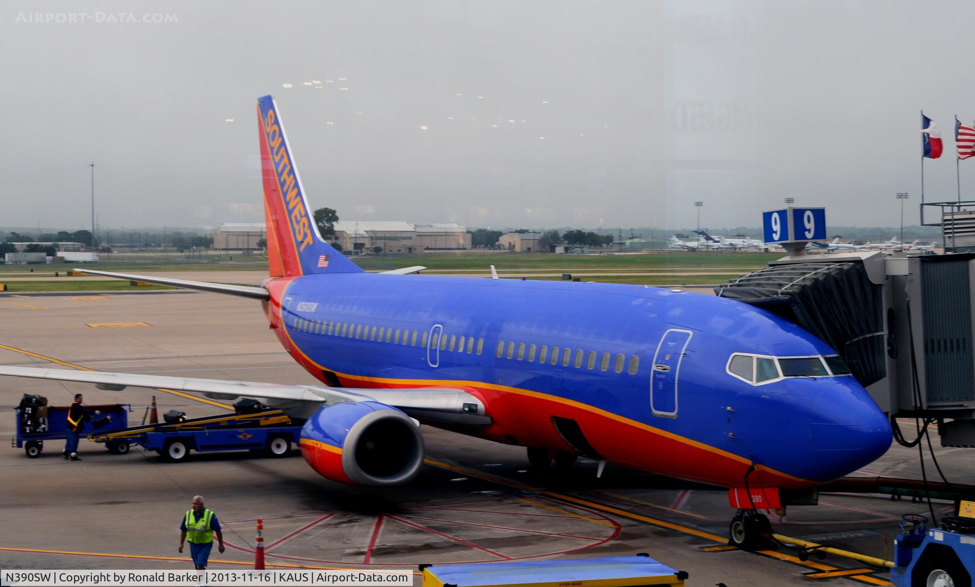 N390SW, 1994 Boeing 737-3H4 C/N 26593, Gate 9 Austin