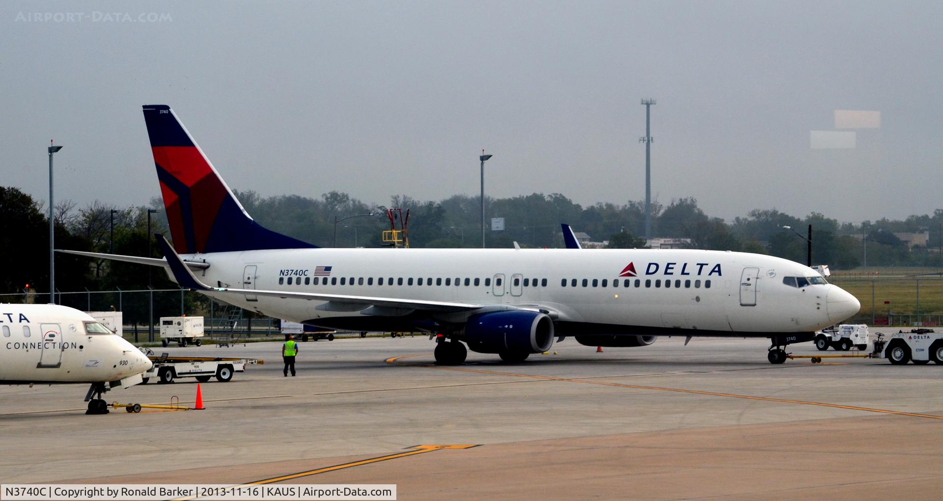 N3740C, 2000 Boeing 737-832 C/N 30800, Towed  Austin