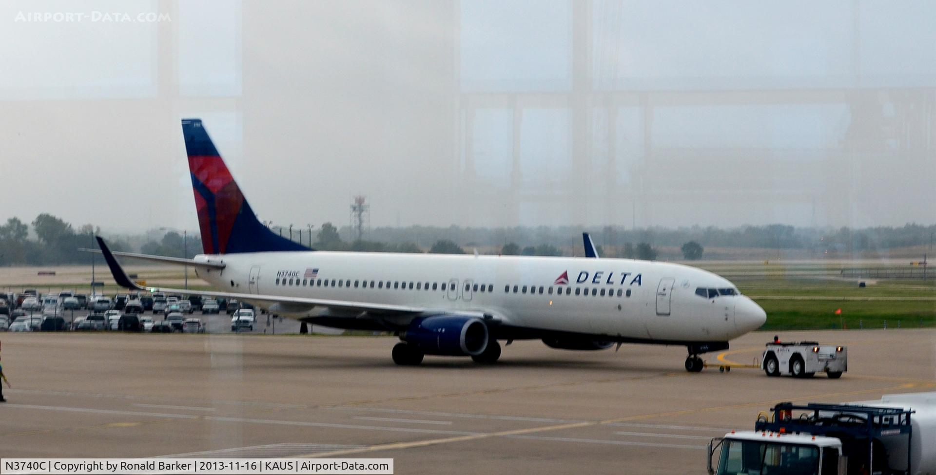 N3740C, 2000 Boeing 737-832 C/N 30800, Towed Austin