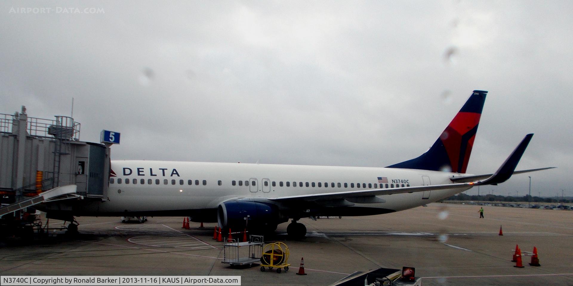 N3740C, 2000 Boeing 737-832 C/N 30800, Gate 5  Austin
