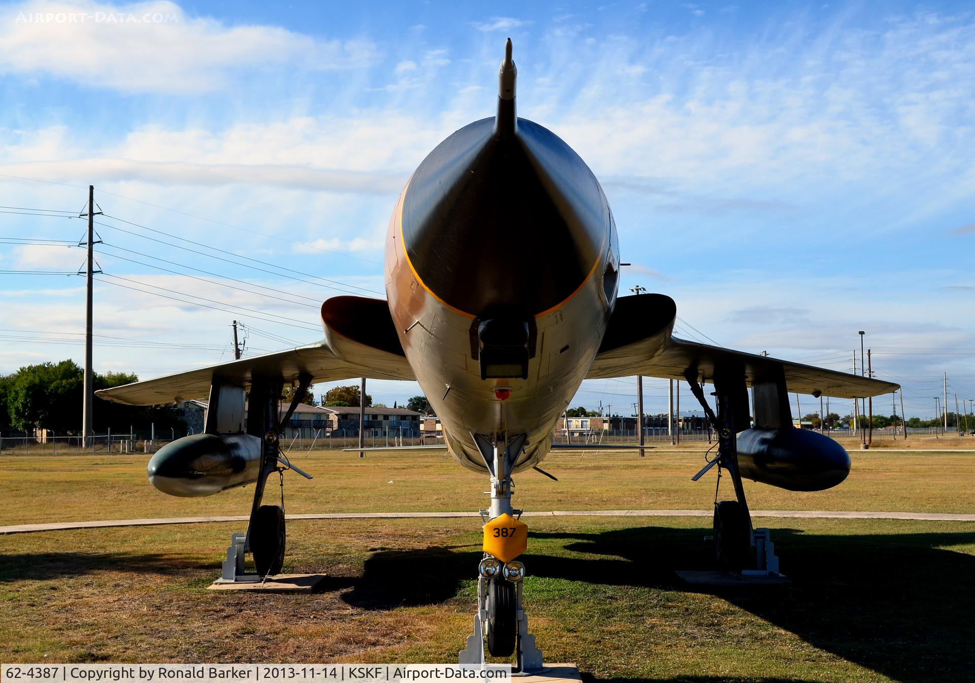 62-4387, 1962 Republic F-105D Thunderchief C/N D586, Thud, nose on, LMTC, TX