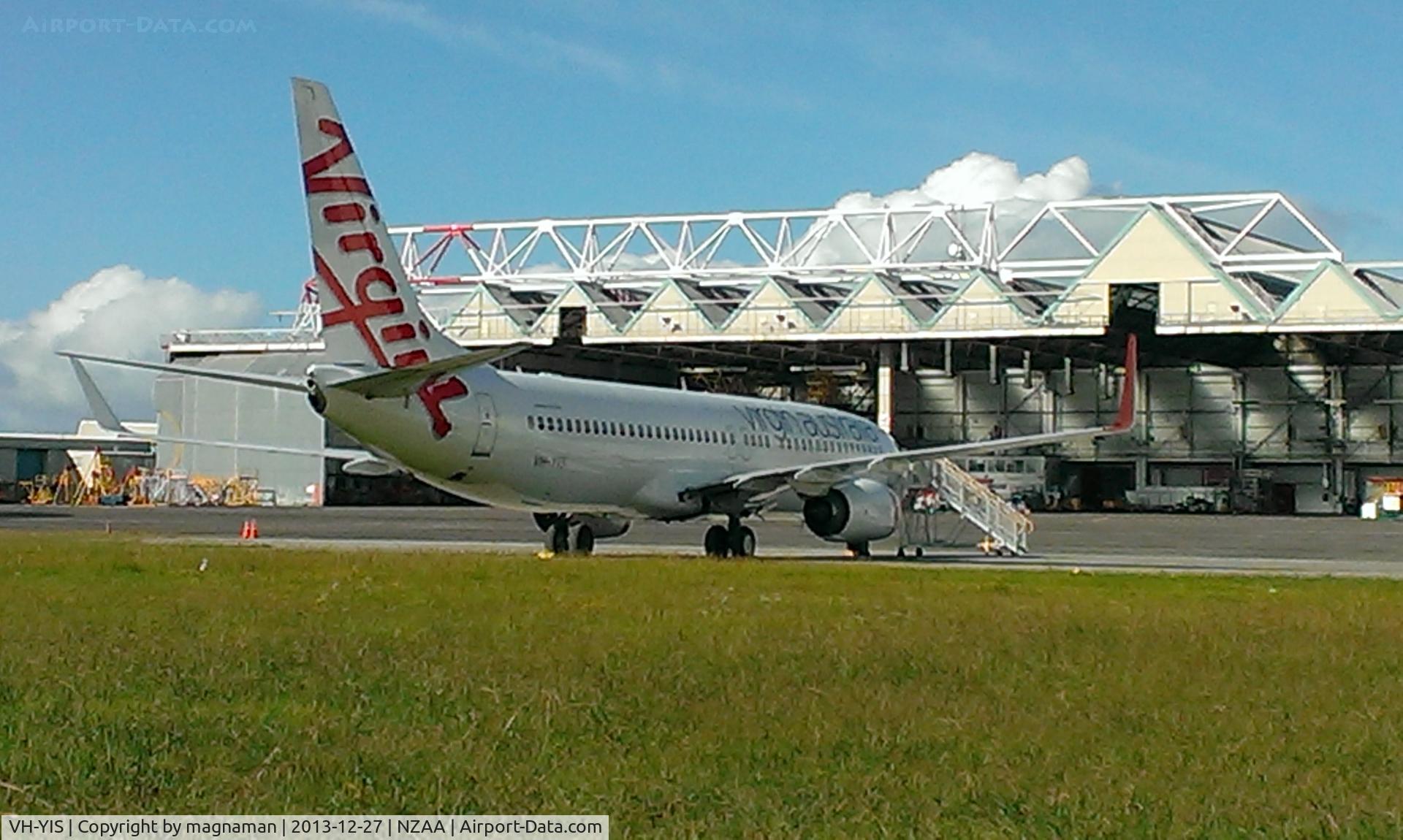 VH-YIS, 2012 Boeing 737-8FE C/N 39926, At Auckland for maintaining