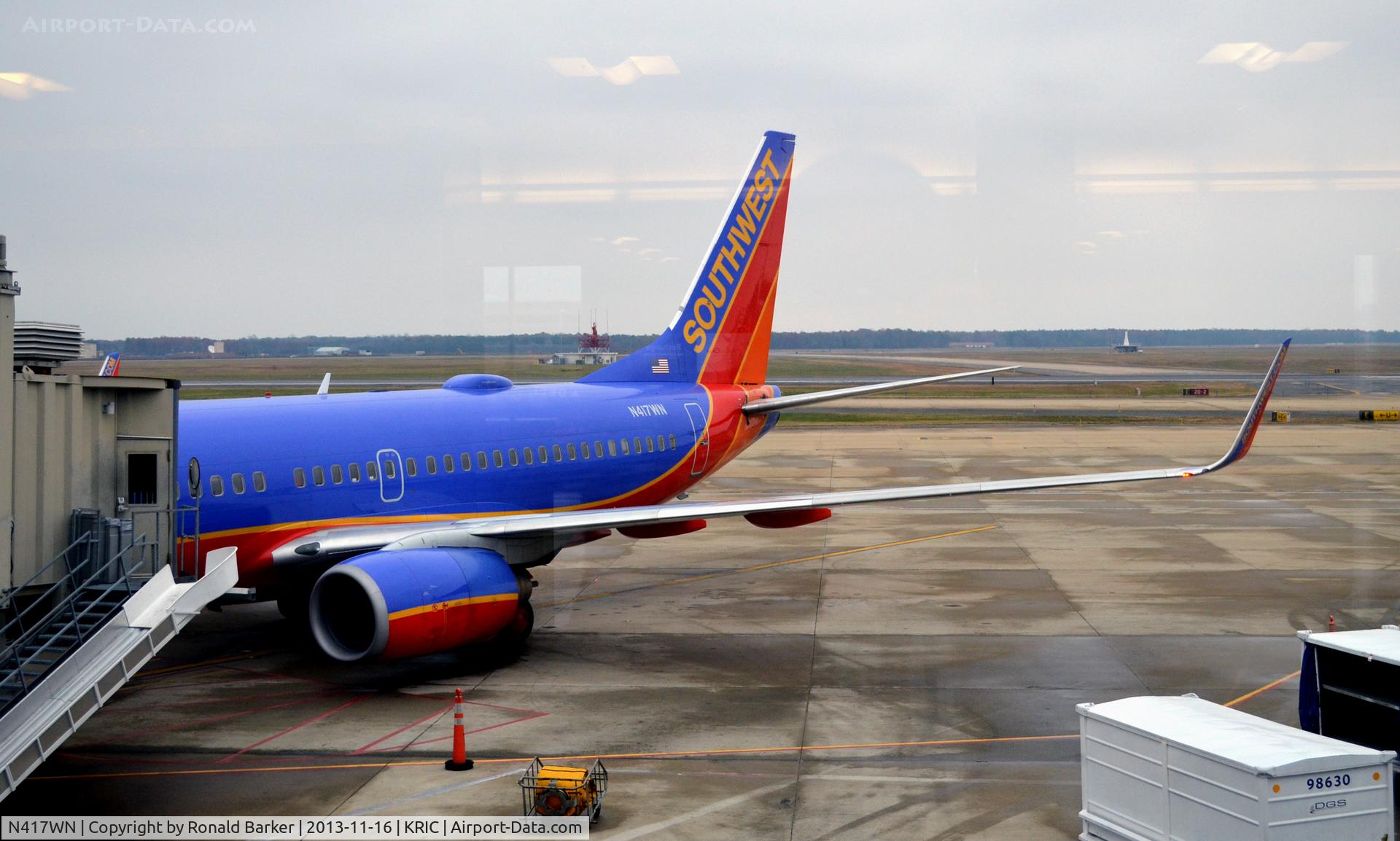 N417WN, 2001 Boeing 737-7H4 C/N 29822, Gate at RIC