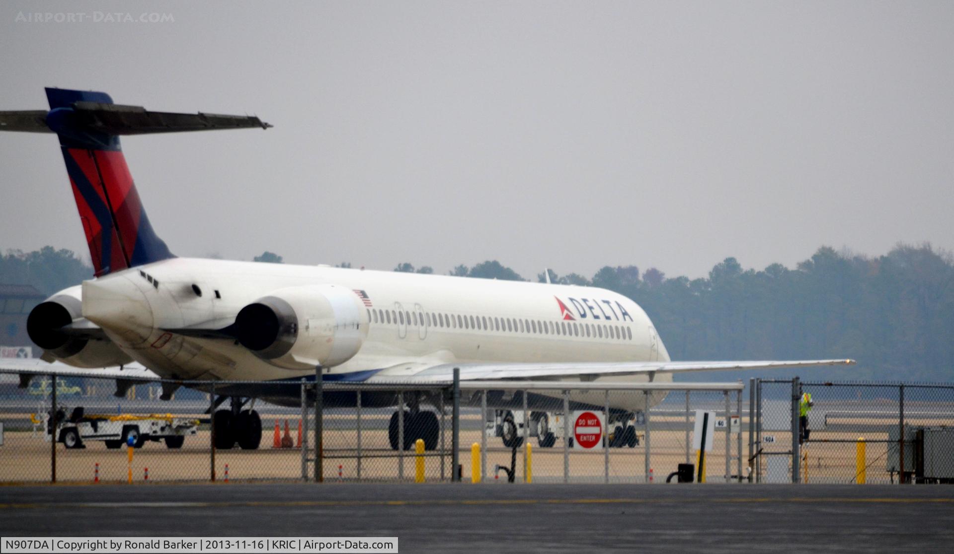 N907DA, 1995 McDonnell Douglas MD-90-30 C/N 53387, Taxi Richmond