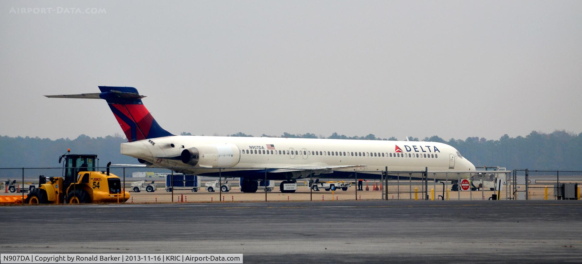 N907DA, 1995 McDonnell Douglas MD-90-30 C/N 53387, Taxi Richmond