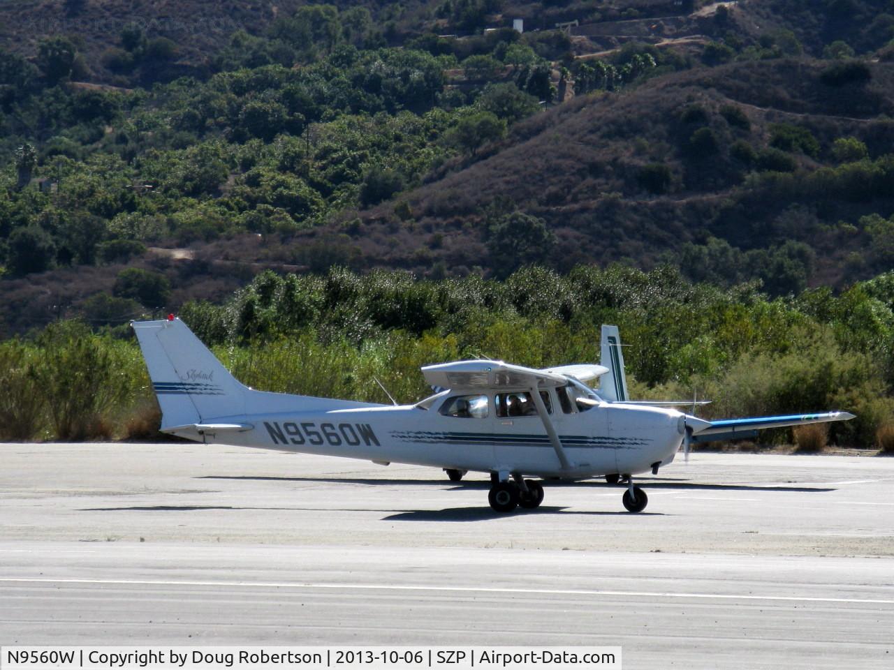 N9560W, 1998 Cessna 172R C/N 17280496, 1998 Cessna 172R SKYHAWK, Lycoming IO-360-L2A 160 Hp, fixed-pitch prop, Las Vegas visitor, taxi