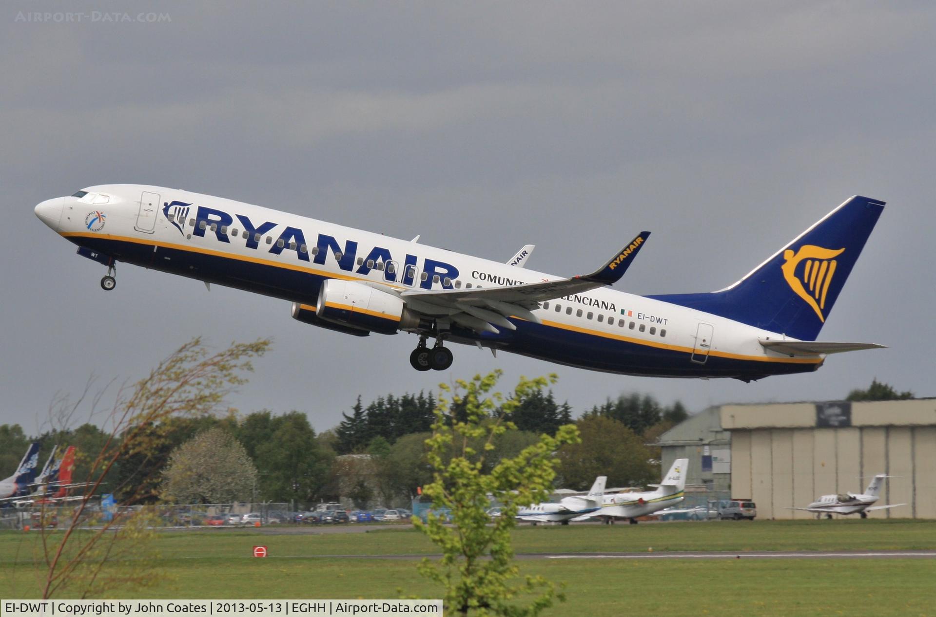 EI-DWT, 2008 Boeing 737-8AS C/N 33626, Climbing from 26