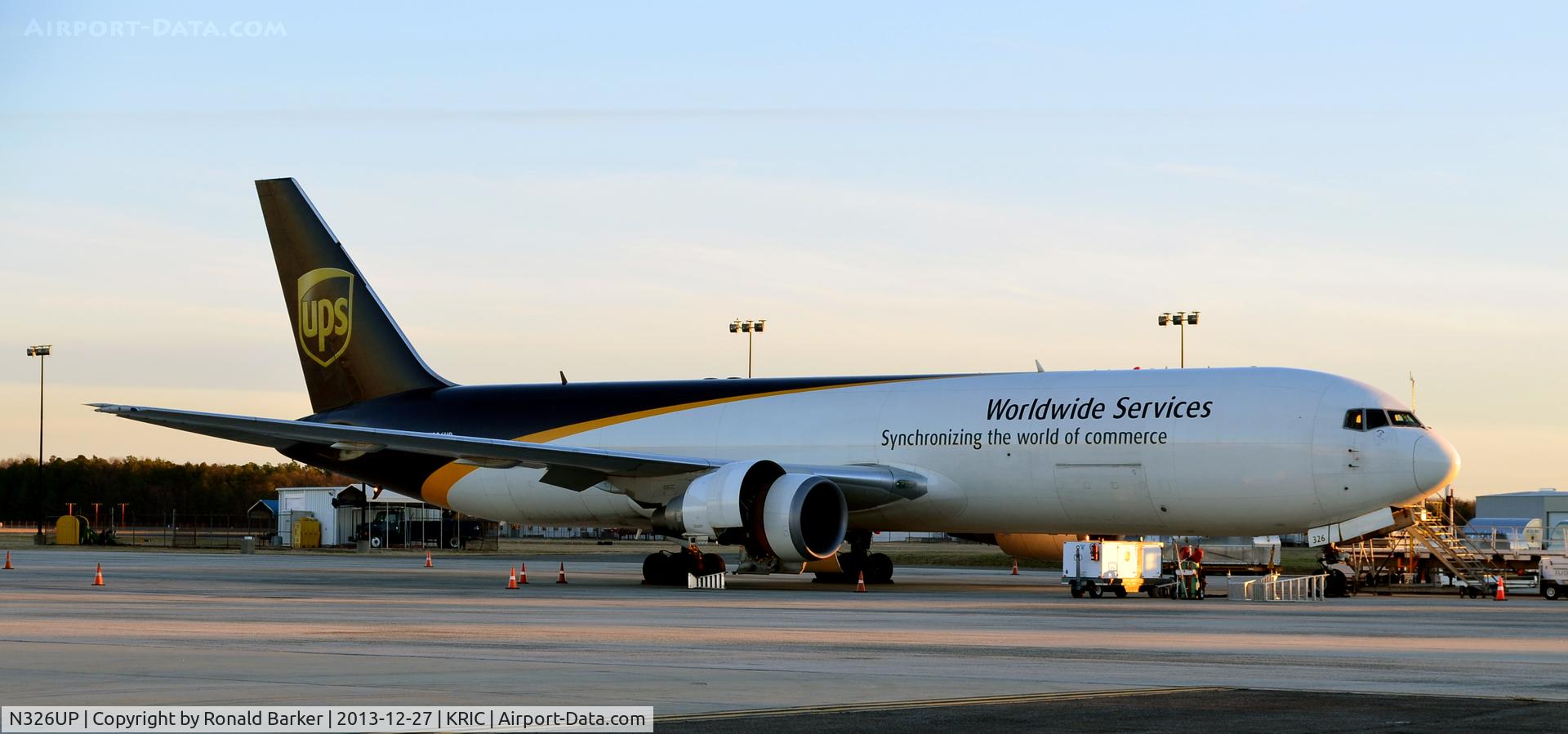 N326UP, 1998 Boeing 767-34AF C/N 27752, Cargo ramp RIC