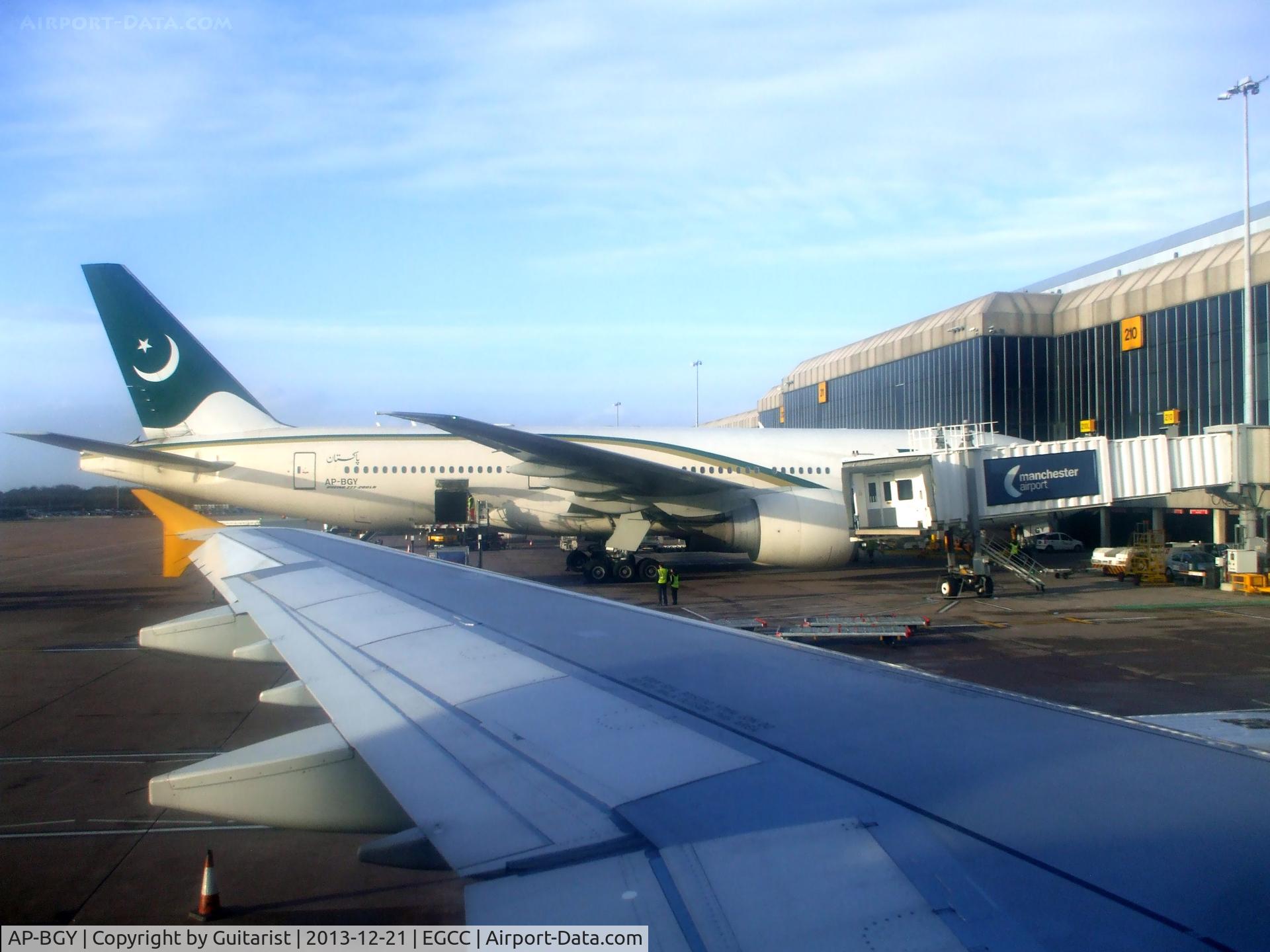 AP-BGY, 2005 Boeing 777-240/LR C/N 33781, Pushing back at Manchester
