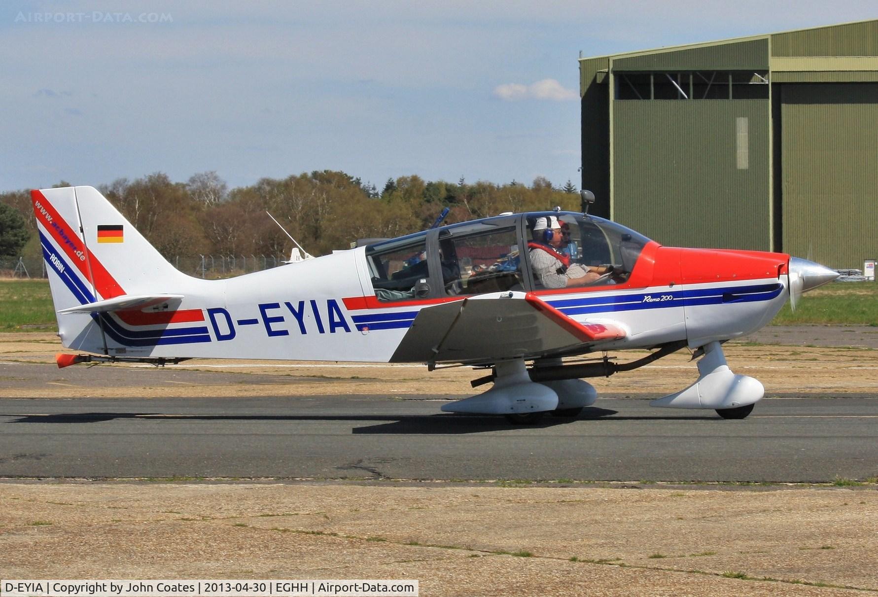 D-EYIA, 2000 Robin DR-400-200R Remorqueur C/N 2482, Taxiing to depart from BHL