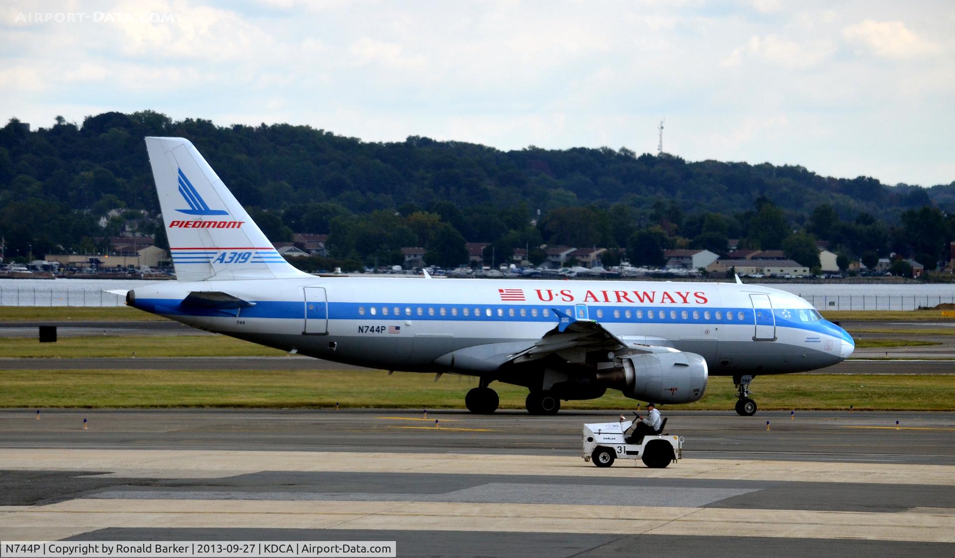 N744P, 2000 Airbus A319-112 C/N 1287, Taxi DCA