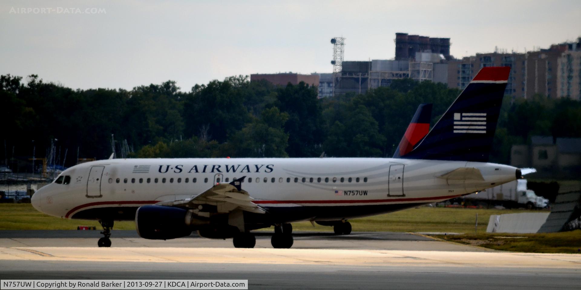 N757UW, 2000 Airbus A319-112 C/N 1342, Taxi DCA