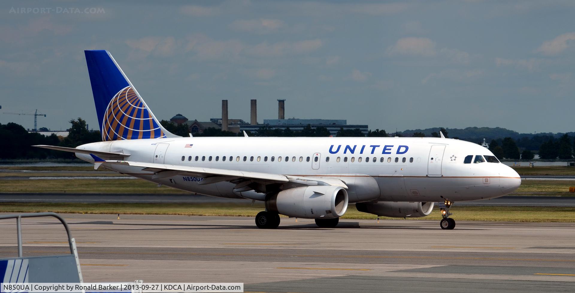 N850UA, 2002 Airbus A319-131 C/N 1653, Taxi DCA