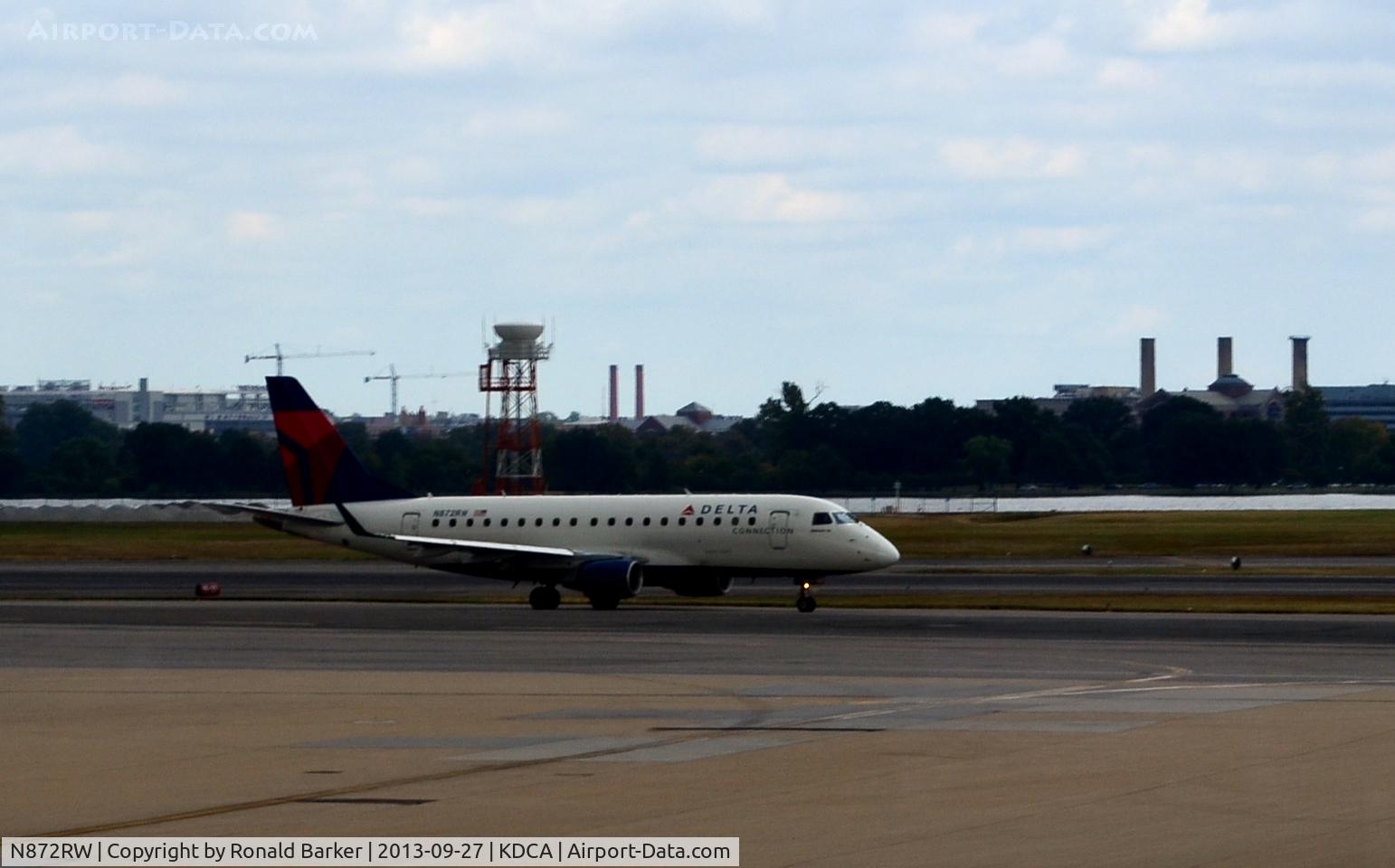N872RW, 2006 Embraer ERJ 170-100 SE C/N 17000143, Taxi DCA