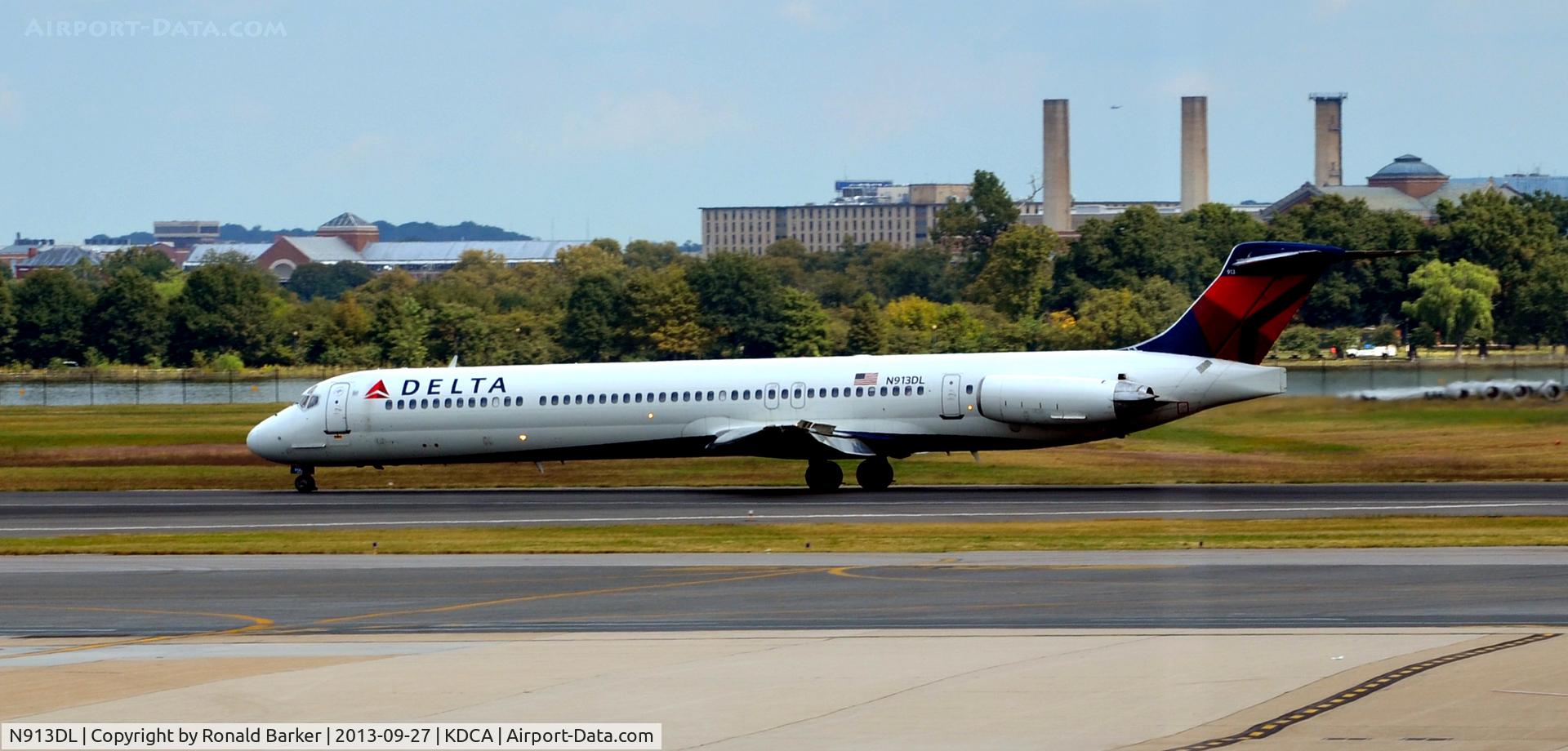 N913DL, 1988 McDonnell Douglas MD-88 C/N 49544, Landing DCA