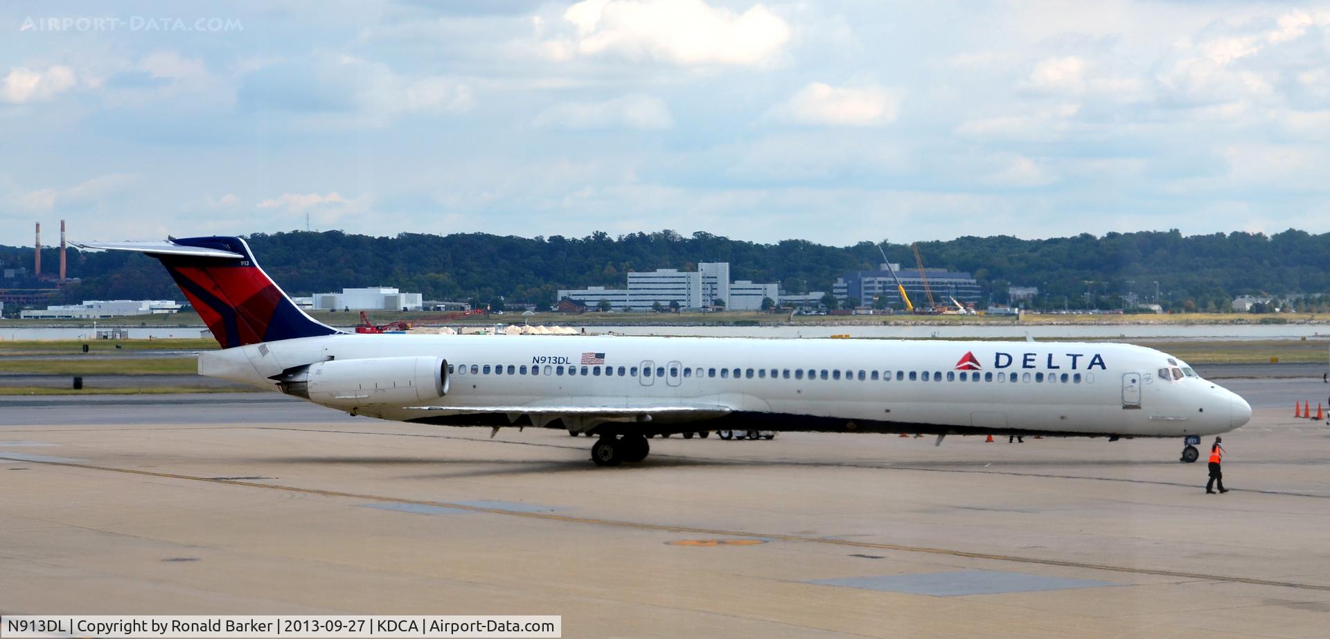 N913DL, 1988 McDonnell Douglas MD-88 C/N 49544, Taxi to park DCA