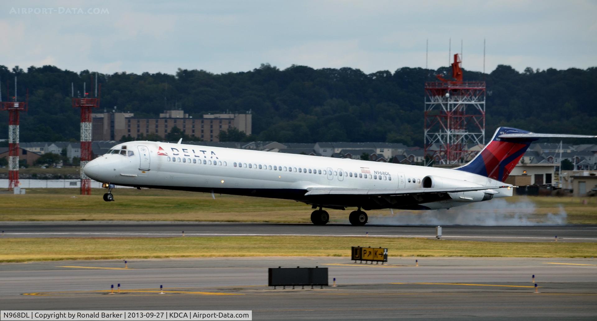 N968DL, 1990 McDonnell Douglas MD-88 C/N 53161, Touchdown DCA