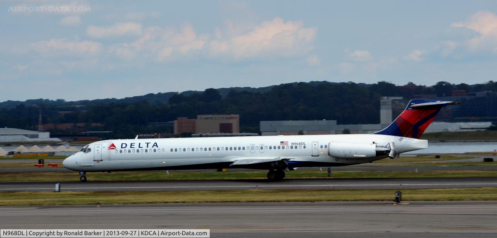 N968DL, 1990 McDonnell Douglas MD-88 C/N 53161, Thrust reversers on landing DCA
