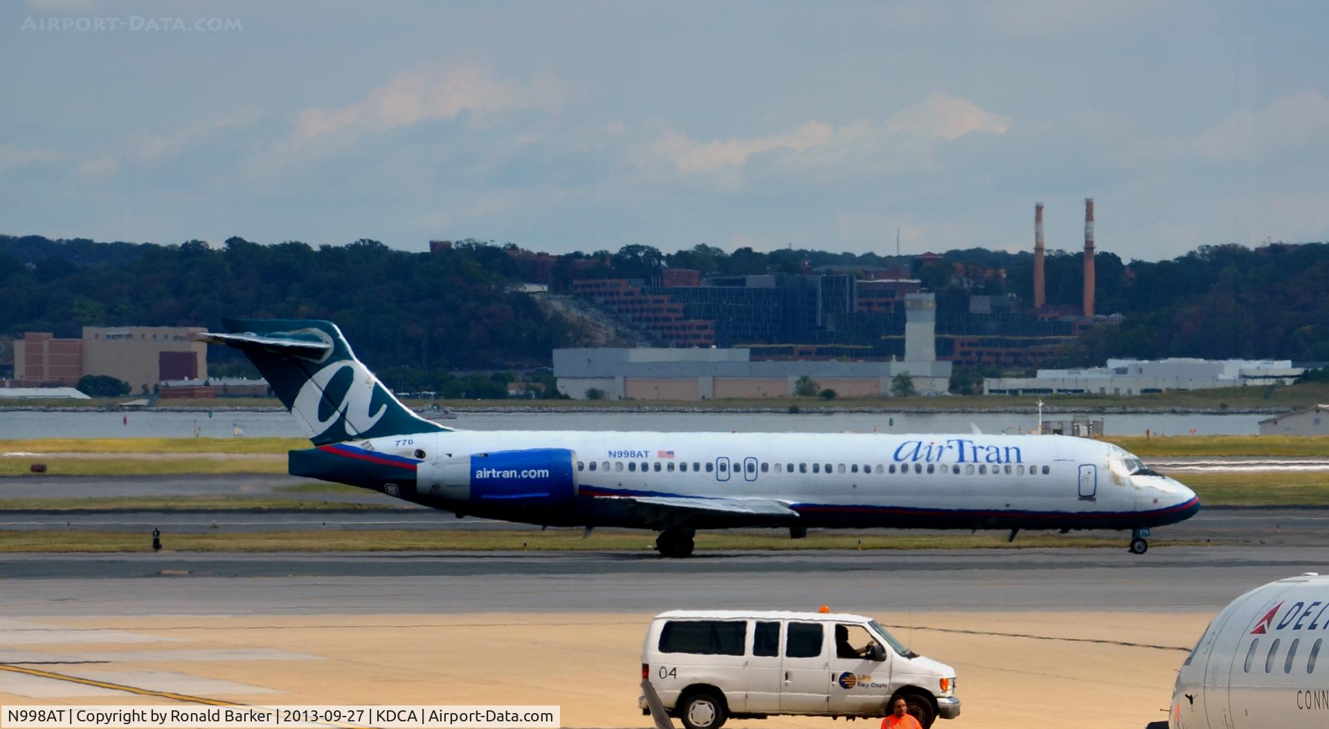 N998AT, 2002 Boeing 717-200 C/N 55142, Taxi DCA