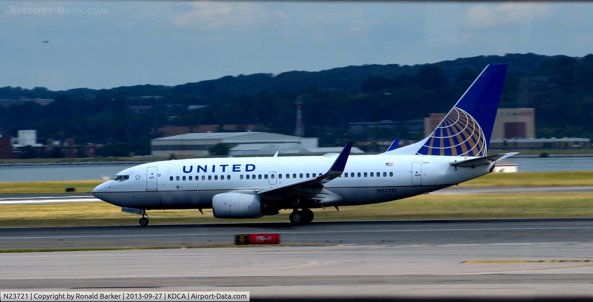 N23721, 1999 Boeing 737-724 C/N 28940, Landing DCA