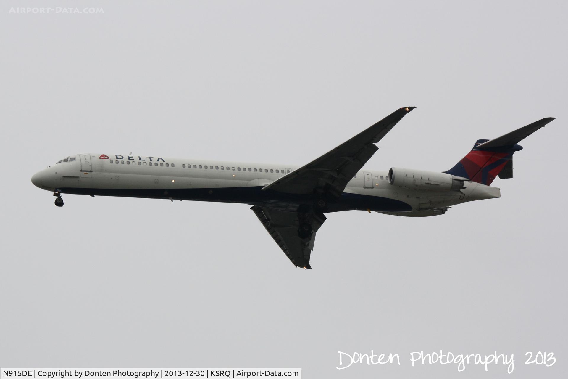 N915DE, 1993 McDonnell Douglas MD-88 C/N 53420, Delta Flight 1072 (N915DE) on approach to Sarasota-Bradenton International Airport following a flight from Detroit Metro-Wayne County Airport