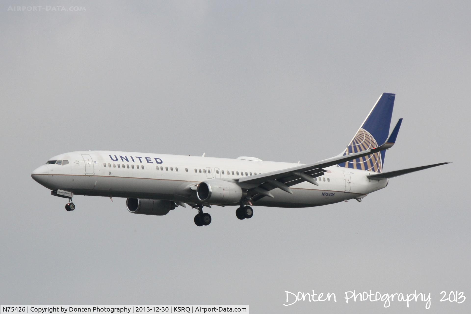 N75426, 2008 Boeing 737-924/ER C/N 31622, United Flight 1190 (N75426) on approach to Runway 32 at Sarasota-Bradenton International Airport following a flight from Chicago-O'Hare International Airport